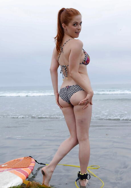 Sultry american cutie Penny Pax exposes her ass on the beach
