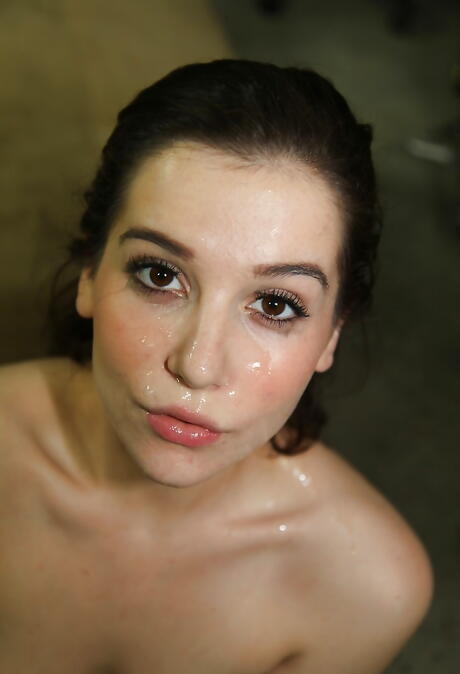 Attractive american bombshell Kasey Warner sucking deep on big shaft and gets a cumshot on her face 